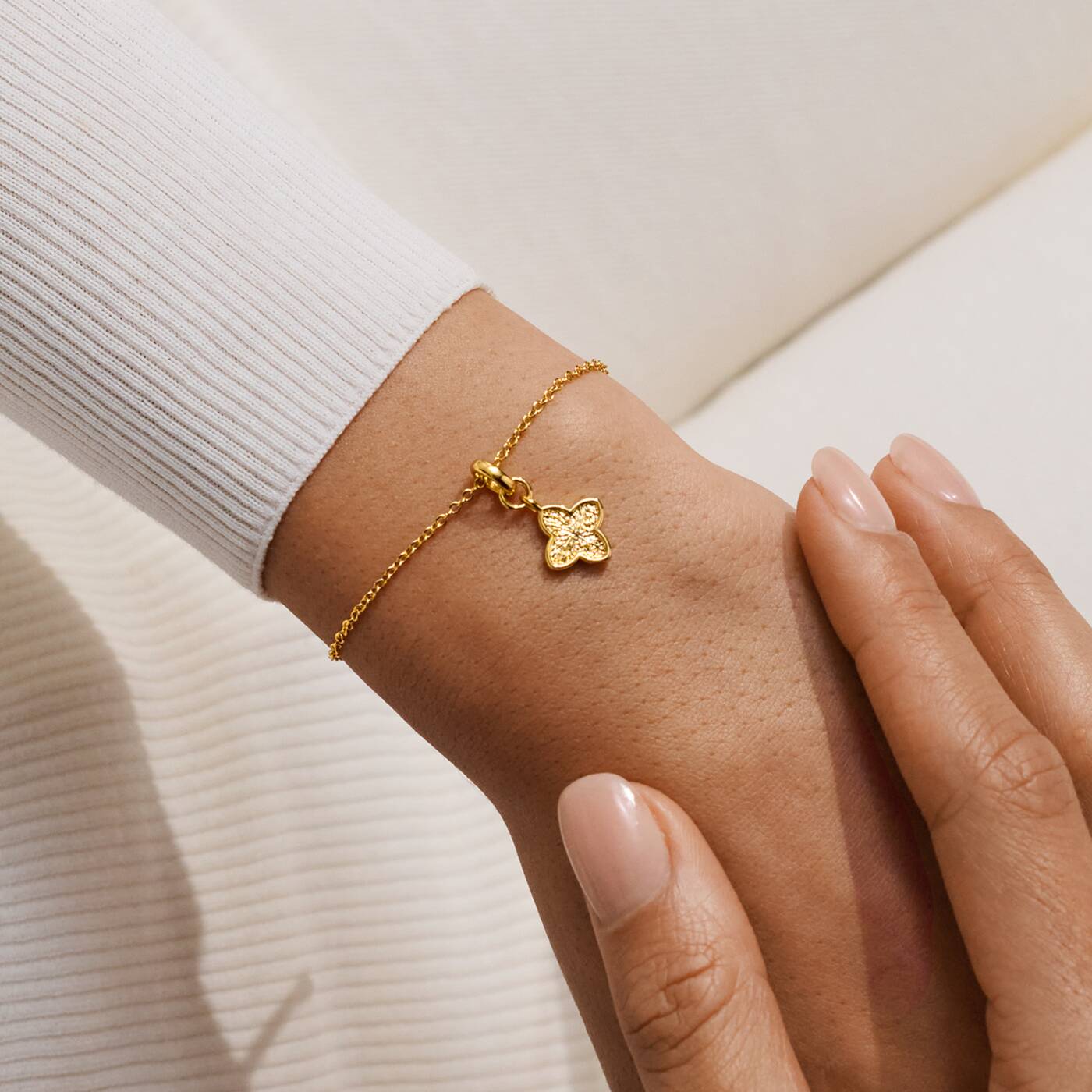 Joma Signature Textured Clover Gold Bracelet