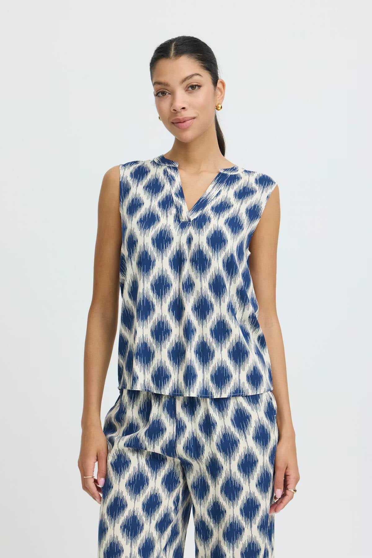 b.young Joella Sleeveless Blouse Ogee Ikat Med Blue