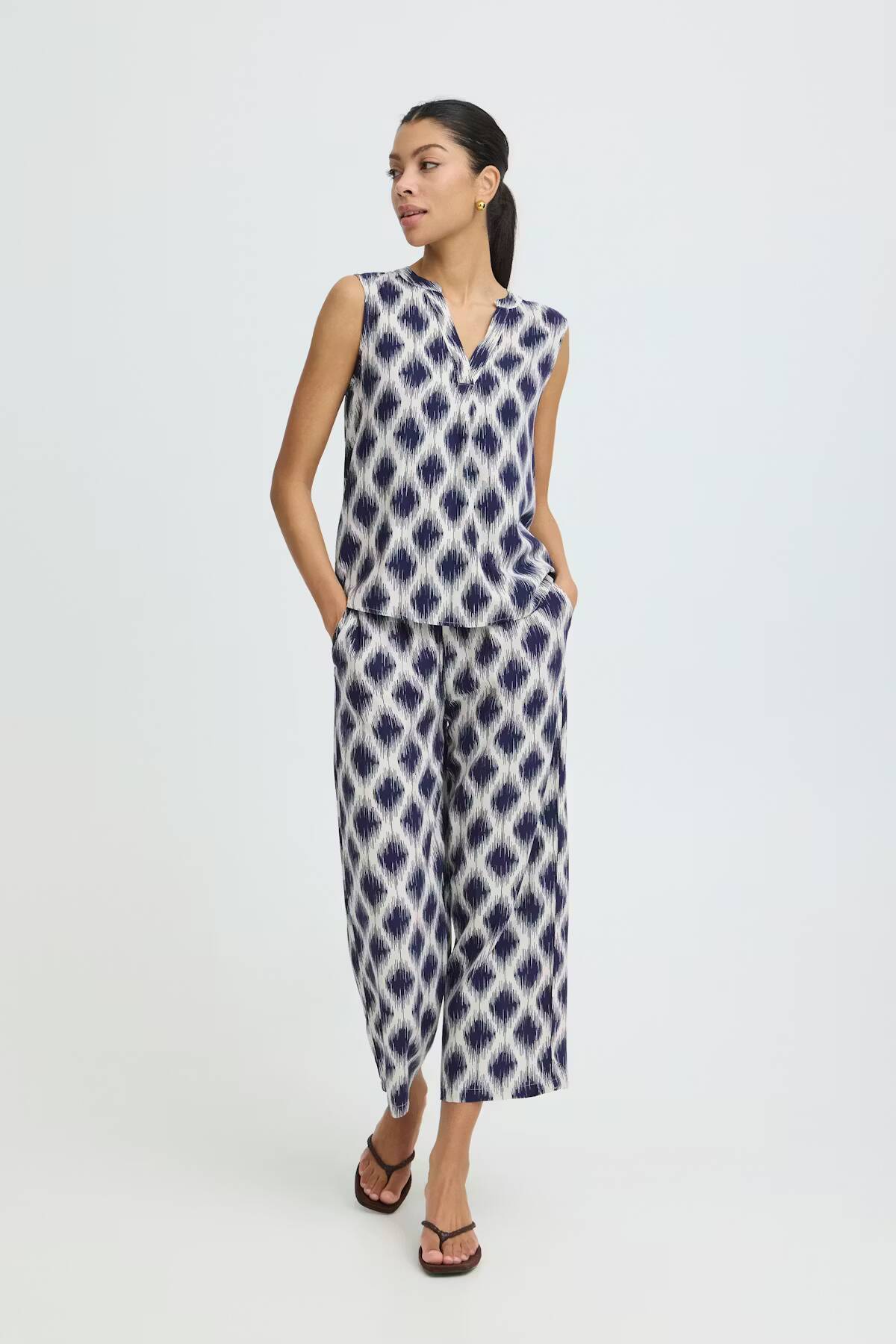 b.young Joella Crop Trousers Ogee Ikat Med Blue