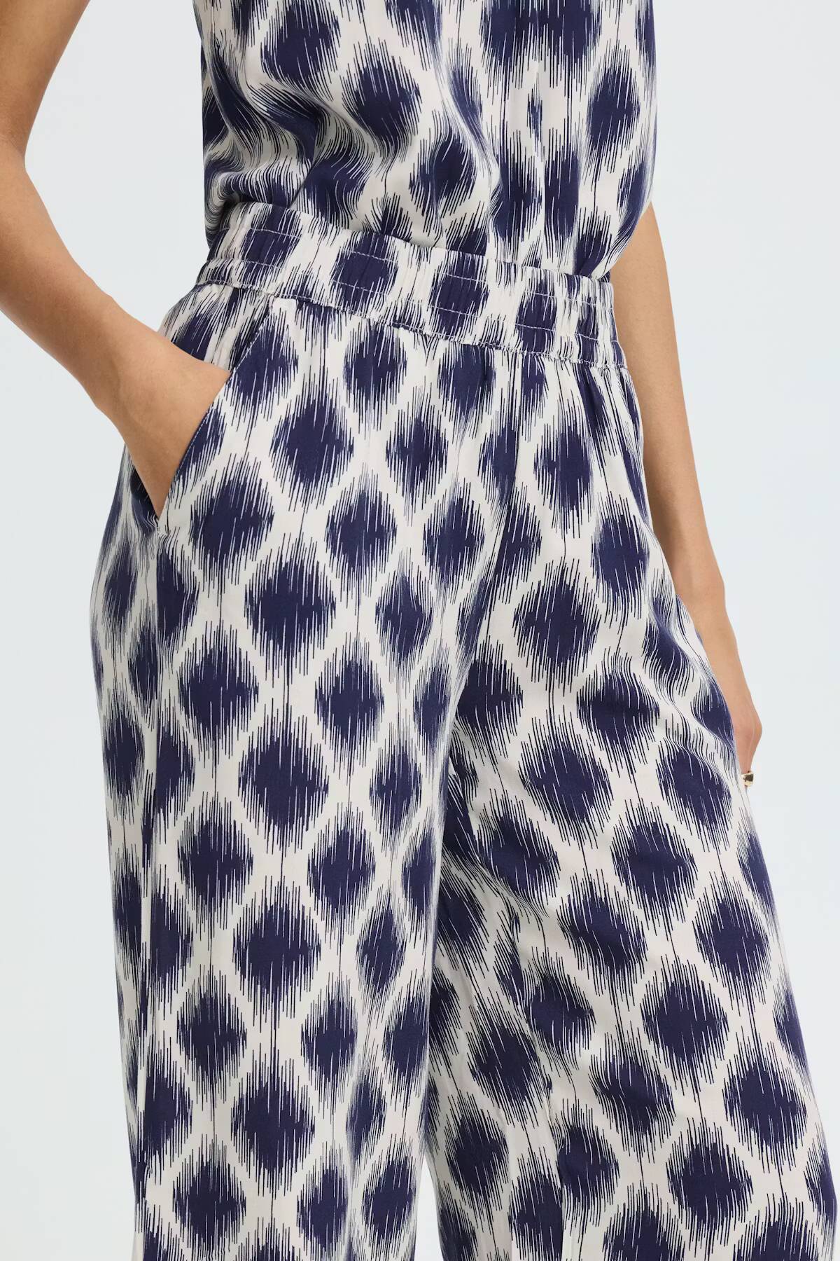 b.young Joella Crop Trousers Ogee Ikat Med Blue