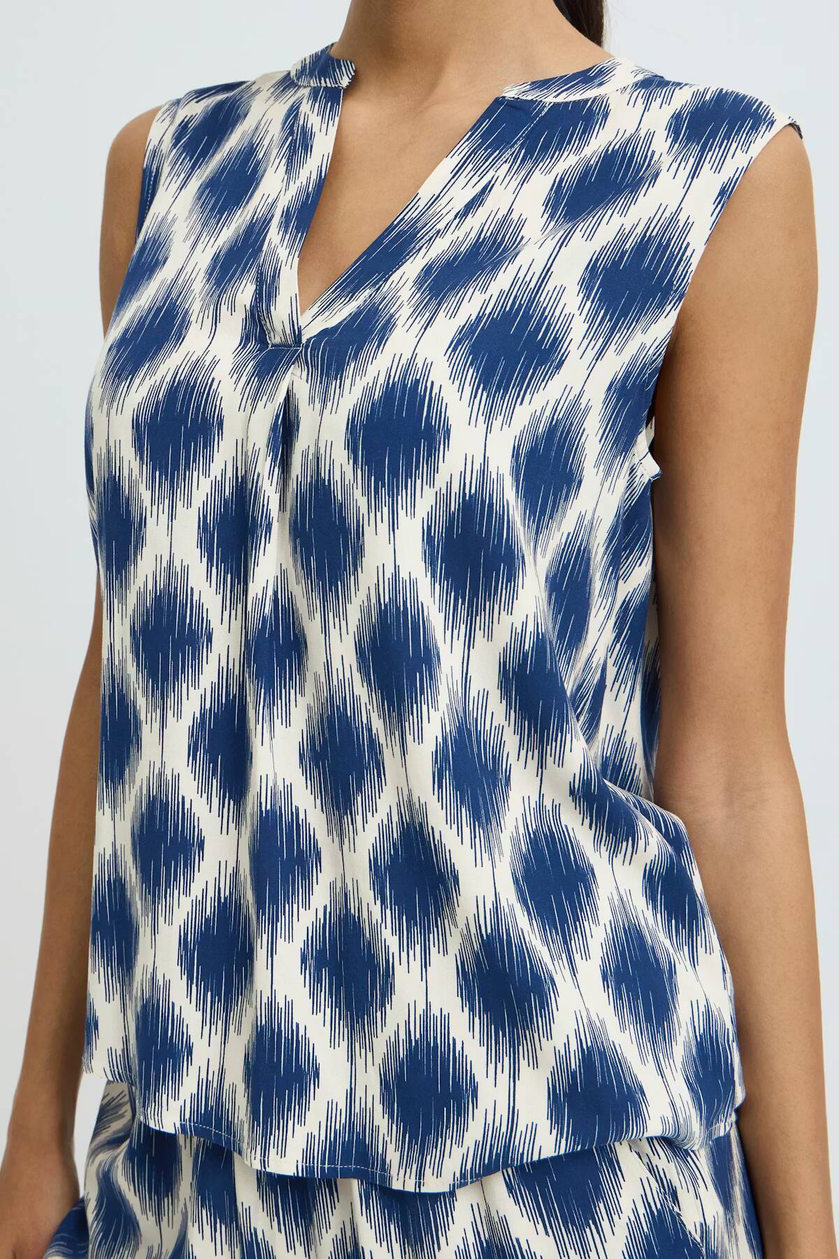 b.young Joella Sleeveless Blouse Ogee Ikat Med Blue