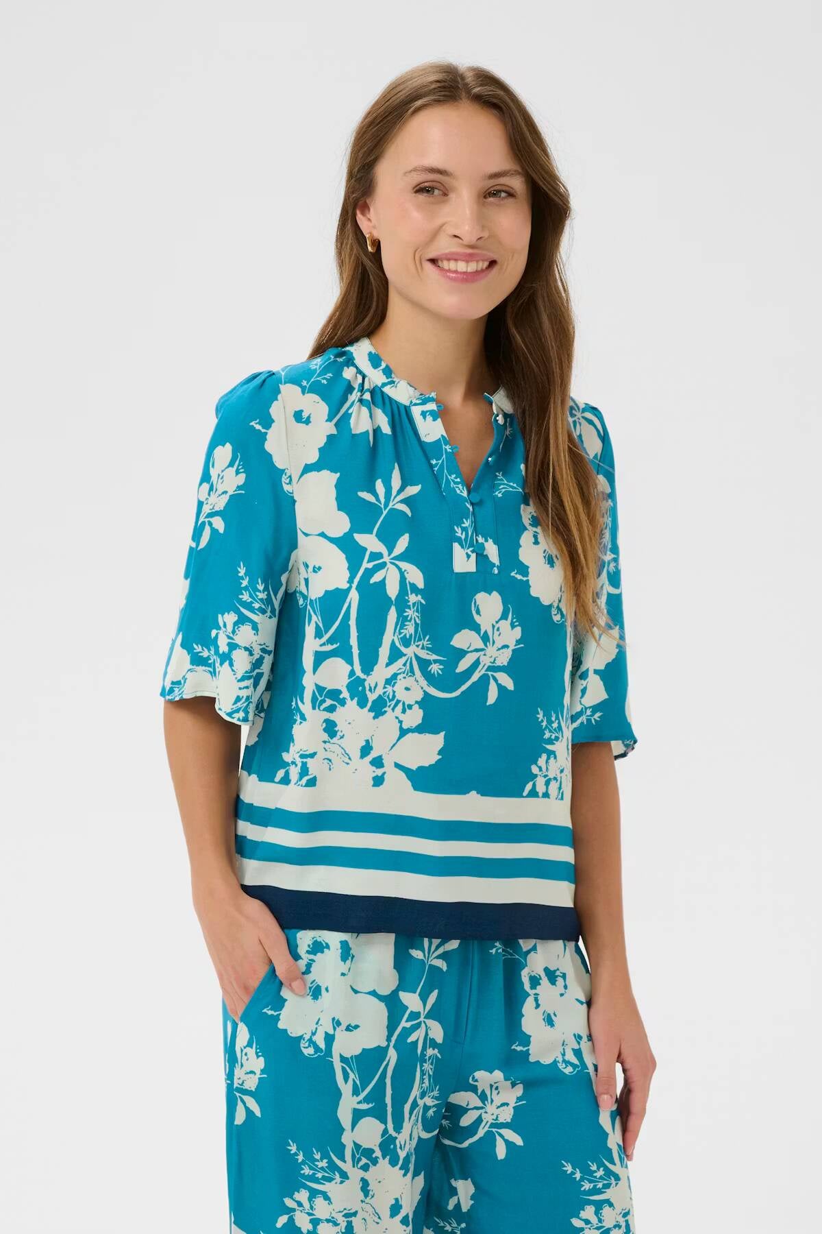Saint Tropez Rasheda Blouse Vallarta Blue Flower Bouquet